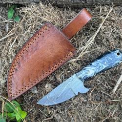 Couteau skinner Forgé Damas 256 Couches - Pièce Unique - Manche Marbre Noir