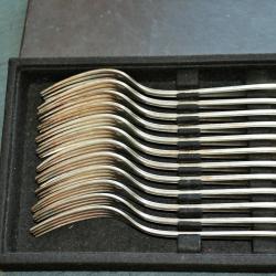 12 FOURCHETTES DE TABLE CHRISTOFLE AVEC ECRIN  POINCONS ET SIGLE**COLLECTION**