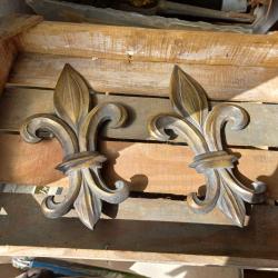 ancien grand blason fleur de lys  ils sont en bronze