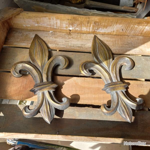 ancien grand blason fleur de lys  ils sont en bronze