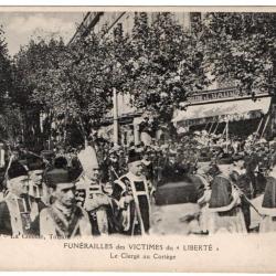 CPA - FUN&Eacute;RAILLES des VICTIMES du " LIBERT&Eacute; " Le Clerg&eacute; au Cort&egrave;ge N&deg;3349