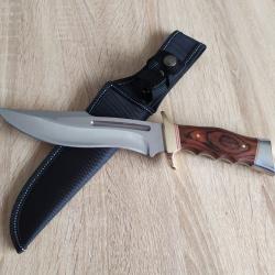 Couteau de chasse avec un beau manche en bois