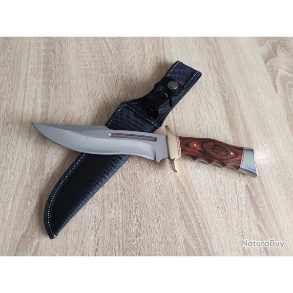 Couteau de chasse avec un beau manche en bois