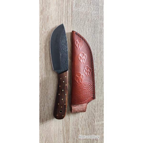Couteau de chasse avec tui en cuir
