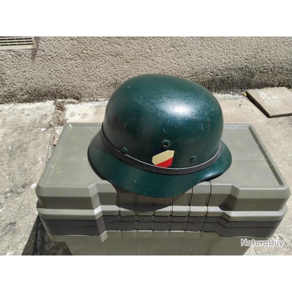 Casque allemand WWII - sans doute modifi aprs-guerre - sans prix de rserve