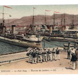 CPA - MARINE Militaire - TOULON - Le Petit Rang -Exercice des fusiliers N°3353