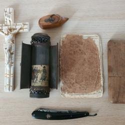 Lot objets lanterne rasoir tabatière livret militaire