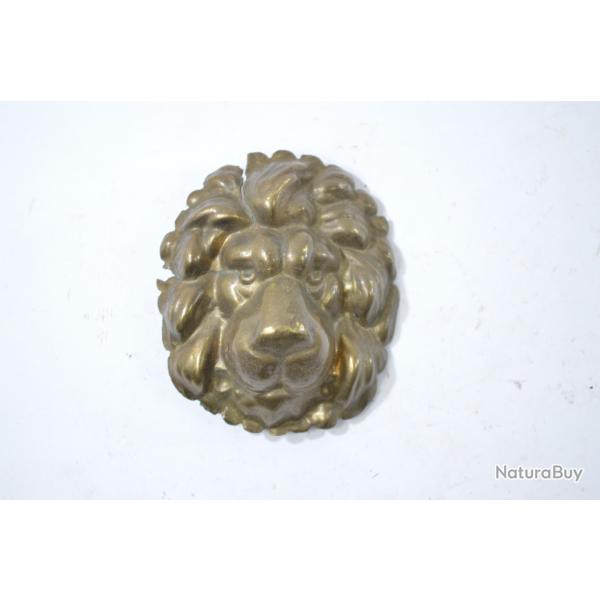 Tte de lion en laiton embouti avec fixation  vis. Lion Belge, Belgique, Insigne de casque fronton?
