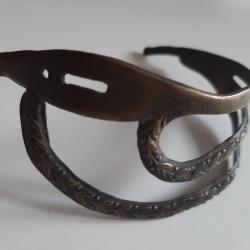 Très jolie petite garde de sabre d'enfant modèle officier en bronze. Pas courant.
