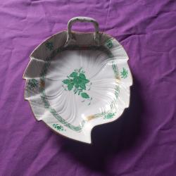 magnifique assiette en forme de feuille en porcelaine Herend