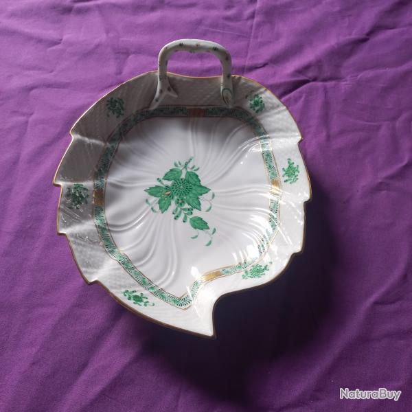 magnifique assiette en forme de feuille en porcelaine Herend