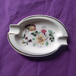 cendrier ou vide poche en porcelaine  date des années 1950