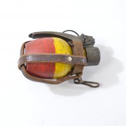 Copie de grenade en plastique Française avec support parachutiste Indochine. Reconstitution