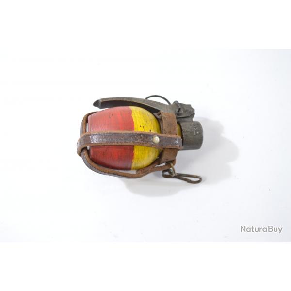 Copie de grenade en plastique Franaise avec support parachutiste Indochine. Reconstitution