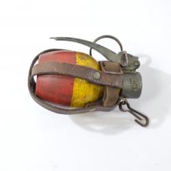 Copie de grenade en plastique Française avec support parachutiste Indochine. Reconstitution historiq