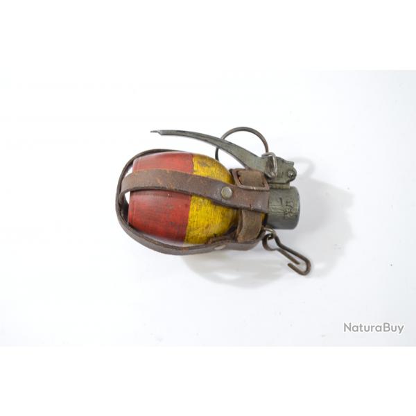 Copie de grenade en plastique Franaise avec support parachutiste Indochine. Reconstitution historiq