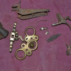 lot de pièces détachées d'armes anciennes