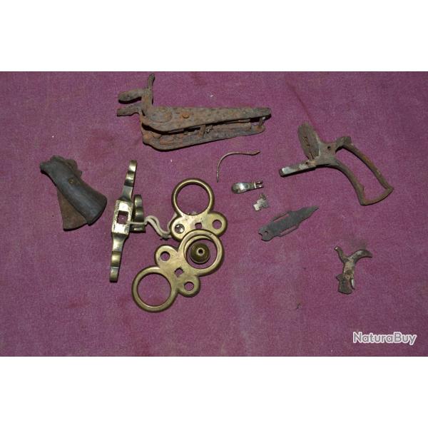 lot de pices dtaches d'armes anciennes