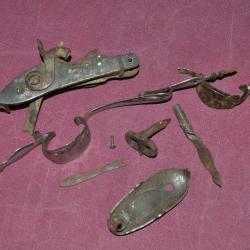 lot de pièces détachées d'armes anciennes fusil silex double