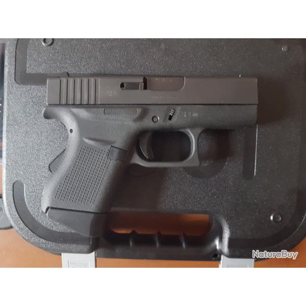 Glock 43 9x19 avec lampe tactique et systeme compensateur renfort poigne Hogue
