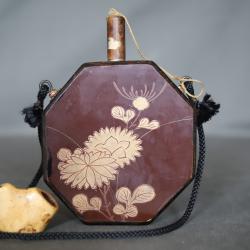 Poire à poudre Japonaise en bois laqué et doré - Japon, ère Meiji