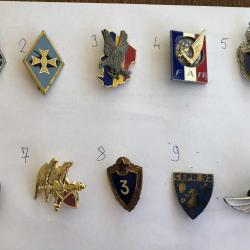 INSIGNES MILITAIRES -- 1 LOT DE 10