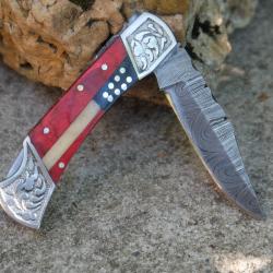 Couteau TRUMP Lame Damas 128 Couches Style Buck 112 Manche Drapeau Flag US Fabr Artisanale LockbackA