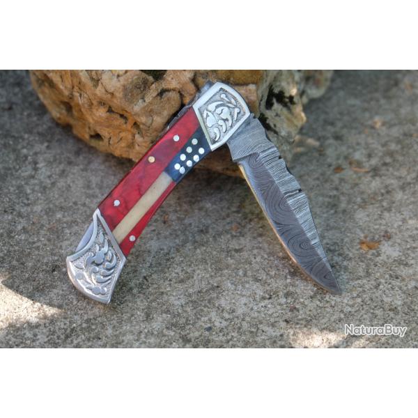 Couteau TRUMP Lame Damas 128 Couches Style Buck 112 Manche Drapeau Flag US Fabr Artisanale LockbackA