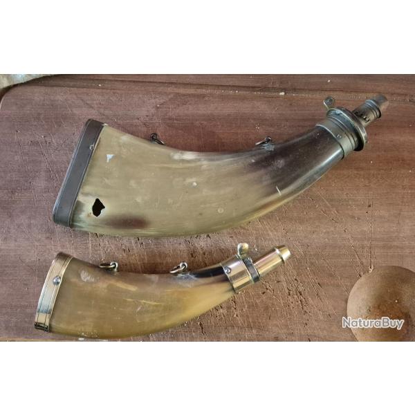Poires a poudre en corne. La petite tres bon.etat, la grosse pour deco ou pieces