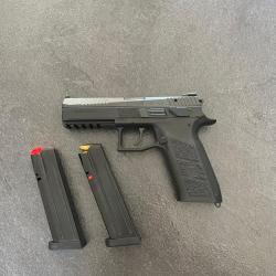 Vends pistolet CZ P-09 état neuf ayant tiré moins de 500 fois
