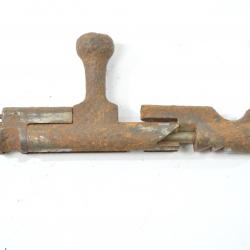 Culasse de fusil gras, mauvais état. Ressort extracteur présent