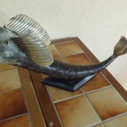 GRAND POISSON SCULPTE EN CORNE DE VACHE