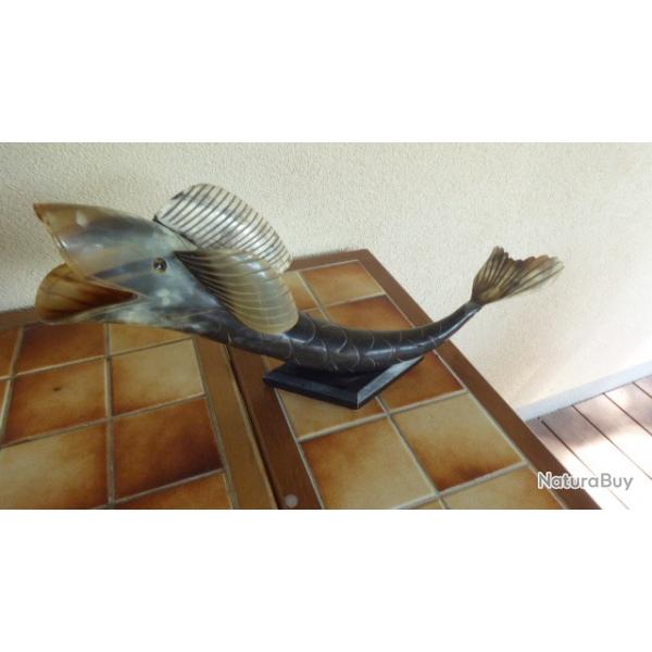 GRAND POISSON SCULPTE EN CORNE DE VACHE