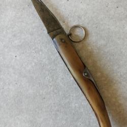 Véritable couteau de poilu, poignée corne - lame usée, raccourcie - objet Manufrance - Grande Guerre