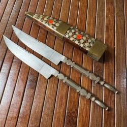 PAIRE DE PETITS COUTEAUX ENTIÈREMENT EN ACIER DANS LEURS ÉTUI EN BOIS ORIENTALE KABYLE