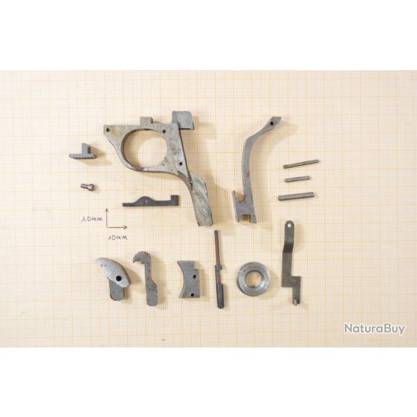 Lot pices dtaches de petit pistolet, brut de fabrication. 6,35mm ? A identifier