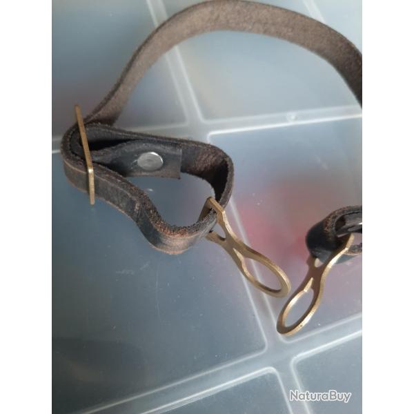 Jolie jugulaire cuir et laiton pour casque  pointe. Reproduction.