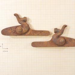 Paire de platines pour fusil de chasse à chien, 19e Siècle. Brut de fabrication.