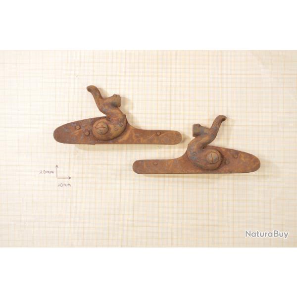 Paire de platines pour fusil de chasse  chien, 19e Sicle. Brut de fabrication.