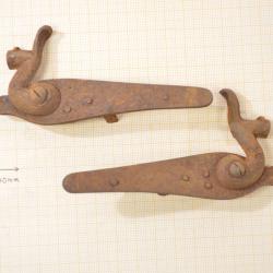 Paire de platines pour fusil de chasse à chien, 19e Siècle. Brut de fabrication.(B)