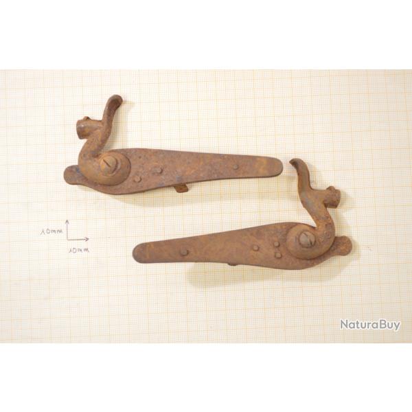 Paire de platines pour fusil de chasse  chien, 19e Sicle. Brut de fabrication.(B)