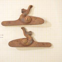 Paire de platines pour fusil de chasse à chien, 19e Siècle. Brut de fabrication.(C)