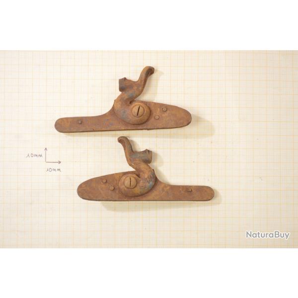 Paire de platines pour fusil de chasse  chien, 19e Sicle. Brut de fabrication.(C)