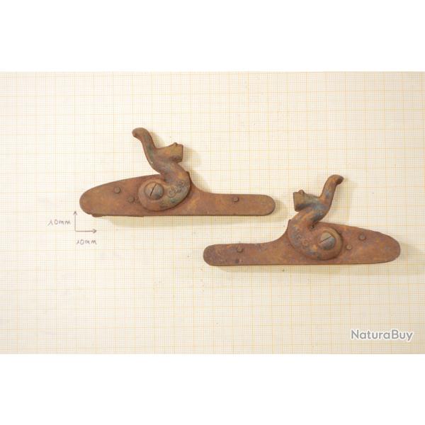 Paire de platines pour fusil de chasse  chien, 19e Sicle. Brut de fabrication.(D)