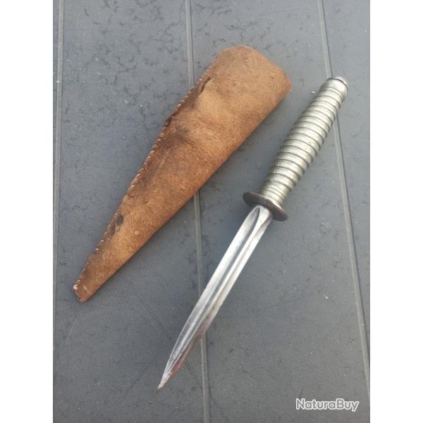 Poignard ou dague artisanal type poinon, lame lebel petite garde ronde, poigne maillechort
