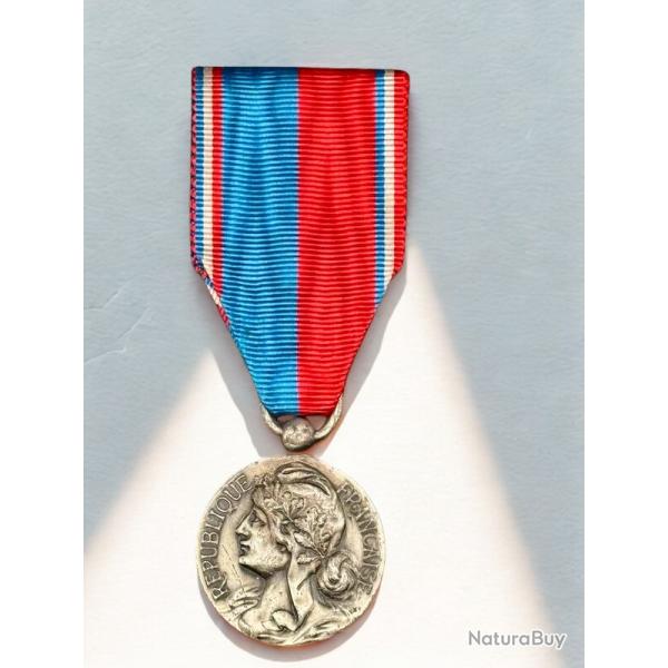 (114.002) Mdaille d'honneur dcerne par la confdration musicale de France