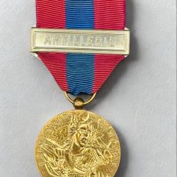(18.007) Médaille de la Défense Nationale - Echelon Bronze - Agrafe Artillerie
