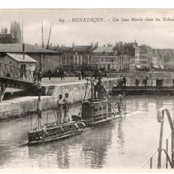 CPA - Marine Militaire - "DUNKERQUE"- Un Sous-Marin dans les Écluses  N°3453