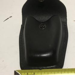 Etui à menottes en cuir.