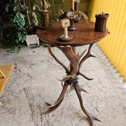 Guéridon en bois cerf et défenses de sanglier